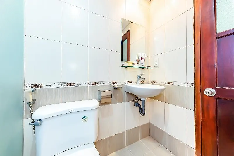 Oyo 243 Eden Hotel Nha Trang 2*,